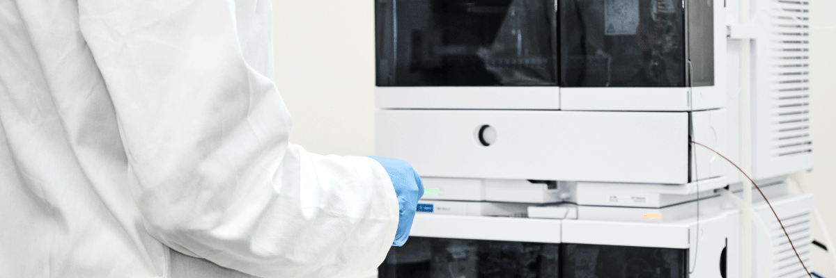 HPLCを使用する研究者のイメージ